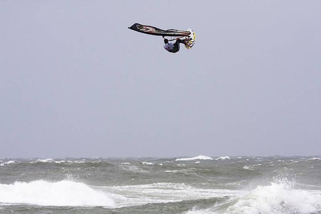 Ricardo Campello stalled forward - 2009 PWA Colgate World Cup ©  John Carter / PWA http://www.pwaworldtour.com